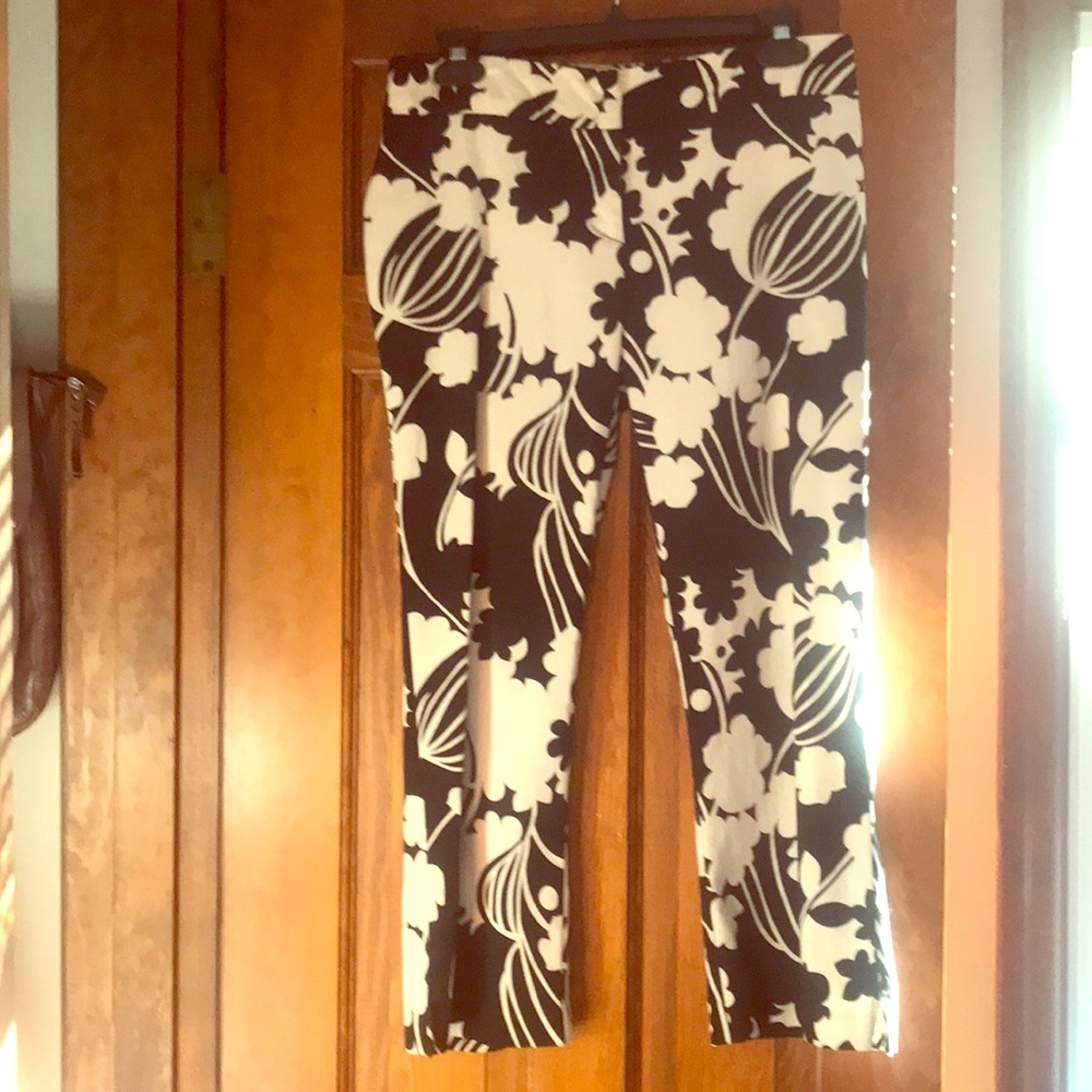 Black and white floral print crop pants
